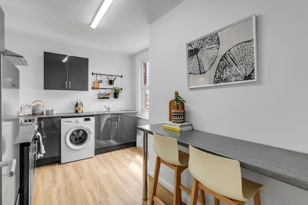 1-Bed Seaside Apartment With Parking Cromer Eksteriør bilde