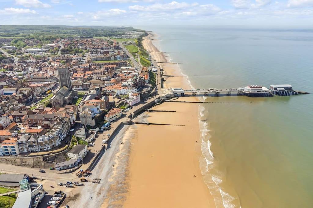 1-Bed Seaside Apartment With Parking Cromer Eksteriør bilde
